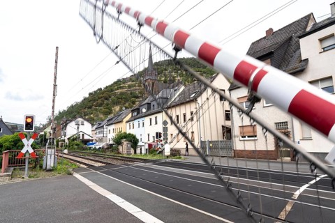 Upper Middle Rhine Valley, railway line on the right bank of the Rhine, goods train line, up to 400