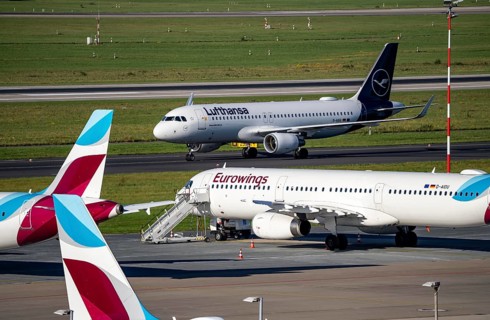 Düsseldorf Airport, Lufthansa Airbus A320-200 on the taxiway, Eurowings Airbus A319-100 in parking