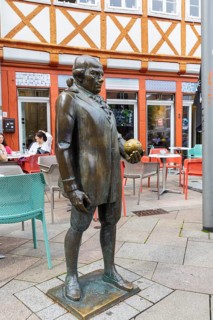 The Lichtenberg sculpture was officially donated to the city of Göttingen by the initiator of the