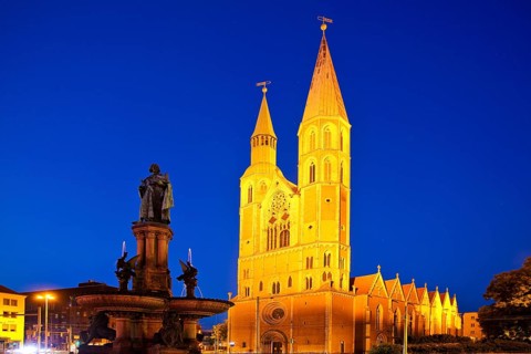 Henry's Fountain in honour of Henry the Lion in the evening in front of St. Catherine's Church,