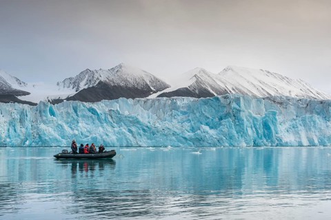 Rubber dinghy with tourists, glacier edge of Monacobreen, Liefdefjord, Woodfjord area, Spitsbergen