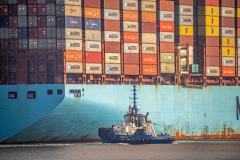 Harbour tugs bring the container freighter Madison Maersk from its berth at the RWG Container