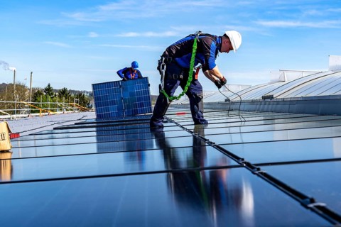 Installation of solar modules on the roof of a commercial enterprise, over 400 photovoltaic modules