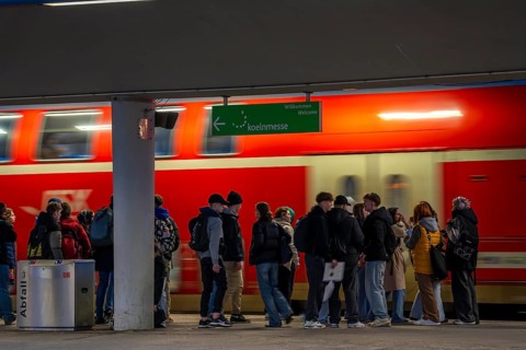 Cologne-Deutz railway station, platform for local trains, S-Bahn, regional trains, Cologne, North