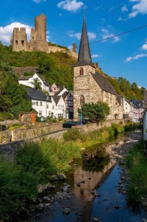 Monreal, idyllic half-timbered village in the Elz valley, ruins of the Löwenburg castle, in the
