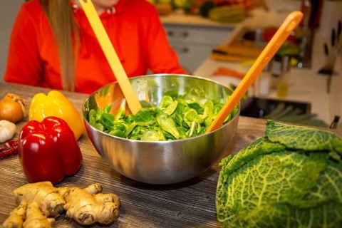 Vegan cooking: Preparation of lamb's lettuce