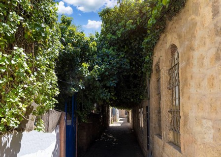 Israel, Jerusalem old narrow streets of Nahlaot historic neighborhood with many small synagogues,