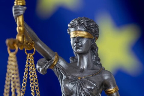 Symbolic image: Justitia in front of a European flag