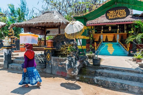Woman carrying goods on her head, lifestyle, culture, street scene, everyday life, Hinduism,