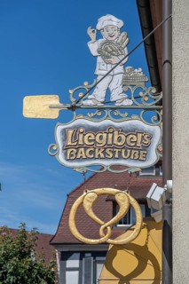 Nose sign of a bakery with baker figure, Hauptstr. 26, Riegel am Kaiserstuhl, Baden-Württemberg,