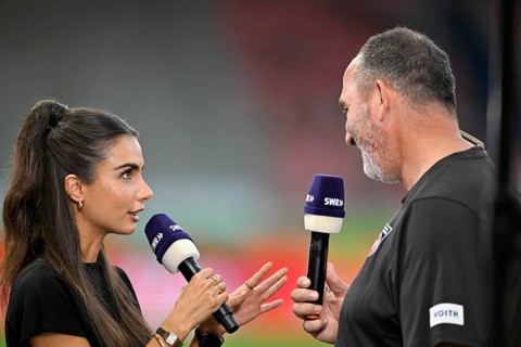 TV presenter Lea Wagner in an interview, microphone, logo, SWR, portrait, with coach Frank Schmidt
