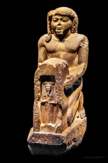 Statue of Chaemwaset holding a figure of Ptah from the exhibition: Ramses the Great and the Gold of