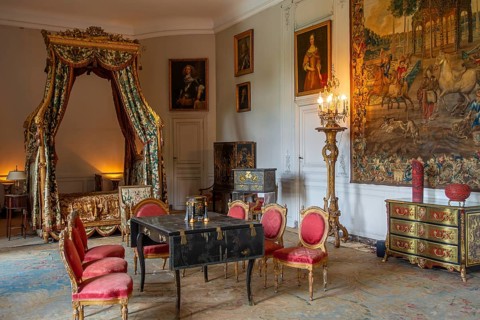 Louis XVI canopy bed, lit à la polonaise in the Amblise Room at Château de Bel?il, Baroque castle