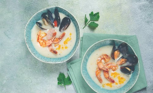 Cream soup, chowder with mussels and shrimp, American cuisine, homemade, no people