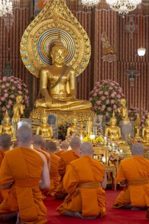 Puja at Wat Chana Songkhram, Bangkok, Thailand, Asia