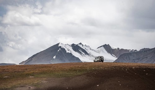 Off-road vehicle, Glaciated and snow-covered peaks, Ak Shyrak Mountains, near Kumtor, Kara-Say,