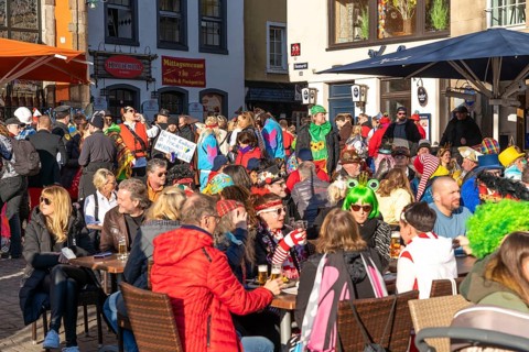 Rose Monday in Cologne, street carnival, on the Heumarkt, despite Corona, several thousand Jecke