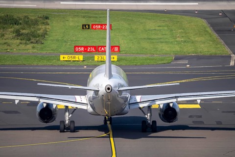 Düsseldorf Airport, aircraft on the taxiway, markings on the apron
