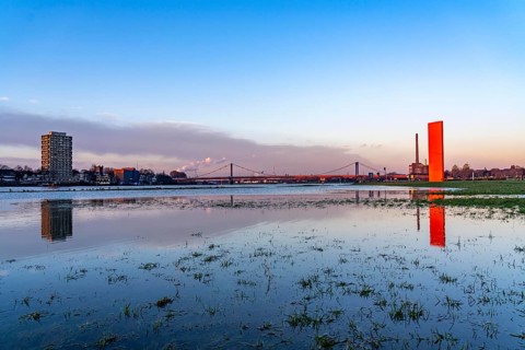Rhine floods, Duisburg-Kaßlerfeld, floods, behind the Friedrich-Ebert-Rhine bridge, sculpture Rhine