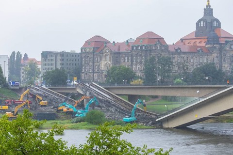 In the early hours of the morning, a section of the Carola Bridge collapsed for unknown reasons.