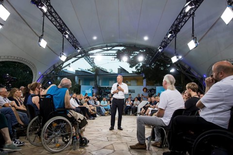 Olaf Scholz (Chancellor of the Federal Republic of Germany, SPD) surrounded by guests at the