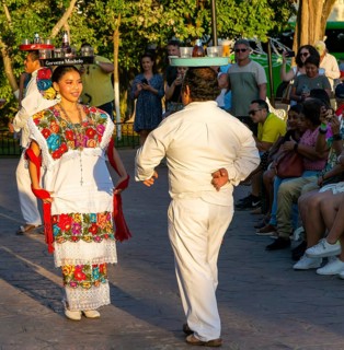 Folk dancers with drink trays balanced on their heads, Francisco Cantón Rosado Park, Valladolid,