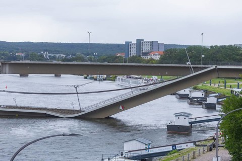 In the early hours of the morning, a section of the Carola Bridge collapsed for unknown reasons.
