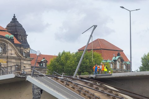 In the early hours of the morning, a section of the Carola Bridge collapsed for unknown reasons.