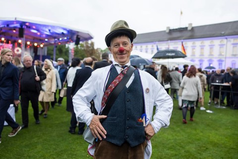 Visitor dressed as a clown at the Federal President's Citizens' Festival in the Bellevue Palace