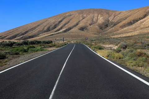 Tarmac road crossing desert, Fuerteventura, near Pajara, Canary Islands, Spain, Europe