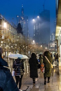 Rainy weather, freezing rain, pedestrian zone Zeil, shopping street, high-rise skyline in clouds,