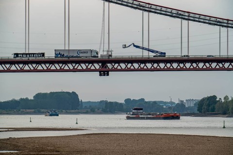 Rhine at Emmerich, extremely low water, Rhine level at 0 cm, falling trend, Rhine bridge B220,