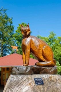 Lynx figure, wooden sculpture, lynx station, replica, big cat, lynx info point at the car park at