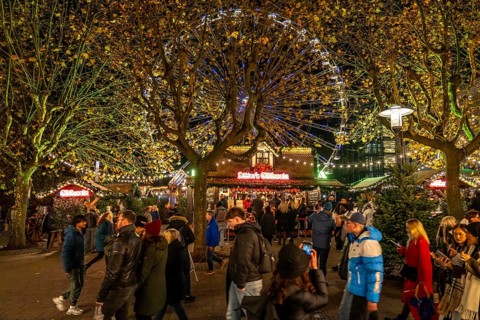 Pre-Christmas season, people, shoppers, visitors to the Christmas market in Essen city centre,
