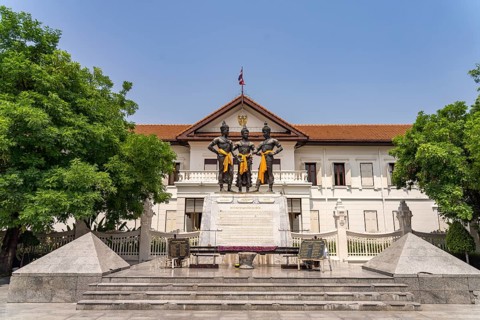Three Kings Monument, sculpture of the kings Mengrai, Ramkamhaeng and Ngam Muang, founding fathers