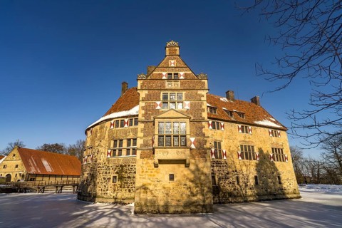 The snow-covered moated castle Burg Vischering near Lüdinghausen, Münsterland, North