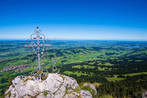 Panorama with iron cross from Grünten, 1738m, into the Illertal, Allgäu Alps, Oberallgäu, Allgäu,