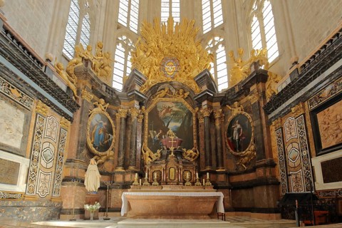 High altar with altar retable of the Gothic church of Ste-Marie-Madeleine, interior view, retable,