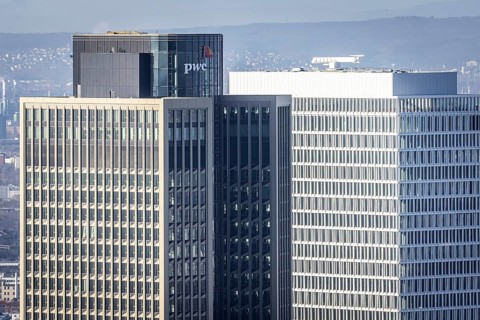 Zwoter 185, headquarters of PricewaterhouseCoopers GmbH Germany, logo of the auditing firm on the