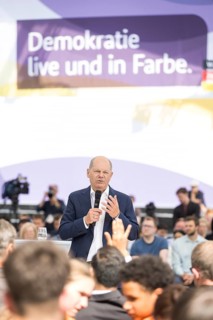 Olaf Scholz (Federal Chancellor, SPD) speaks to members of the Hamburg Fire Brigade at the Germany