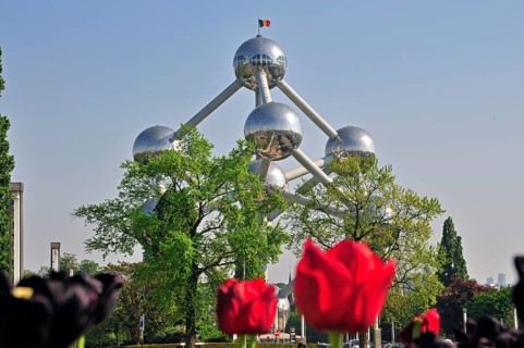 Atomium, built in 1958 for the World Exhibition, uses nine atoms to represent the body-centred
