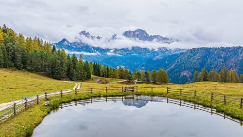 Alpine meadow and Wuhnleger Weiher, in the background the peaks of the rose garden, shrouded in
