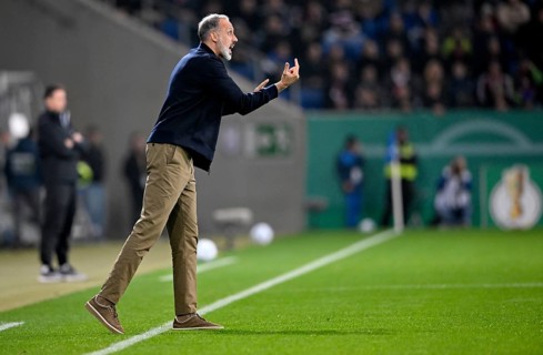 Coach Coach Pellegrino Matarazzo TSG 1899 Hoffenheim on the sidelines Gesture gesture behind Coach