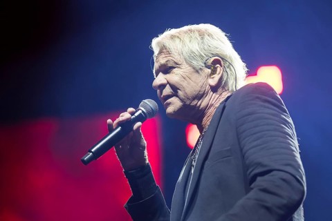 Matthias Reim live on ..und plötzlich bist du Kult! Tour in the Berlin Uber Arena on 29 December