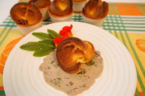 Swabian cuisine, Pfitzauf with sorrel sauce, vegetarian, baked, served on a plate, grandmother's