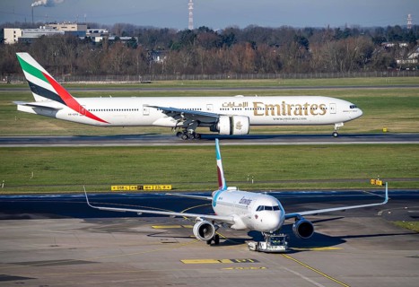 Emirates Boeing 777 aircraft after landing at Düsseldorf Airport, main runway 05R/23L, South, DUS,