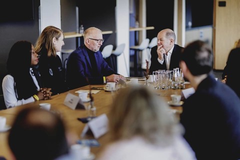 (R-L) Olaf Scholz (SPD), Federal Chancellor, and Frank Christian Hinrichs, Chairman of the
