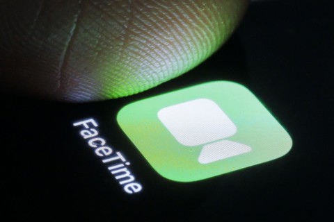 The Apple FaceTime app can be seen on a smartphone next to a finger. Berlin, 27.03.2024