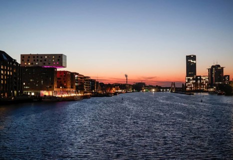 Sunrise at the Oberbaum Bridge, view over the Spree to the Treptow Towers, Berlin, 17.10.2024.,