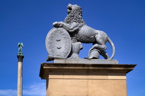Jubilee column with Concordia, heraldic animal lion by Anton von ISOPIS in front of the main portal